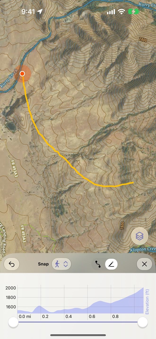 Dibujando a mano alzada una ruta fuera de sendero sobre imágenes de satélite en la app Goat Maps